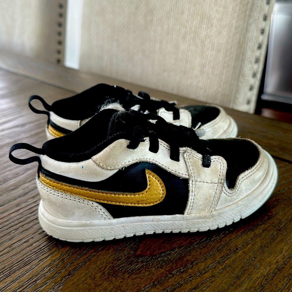 Toddler boys Nike sneakers